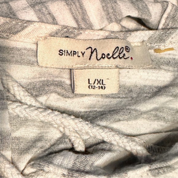 (L/XL) Simply Noelle Gray and White Horizontal Striped Tunic - Picture 12 of 13